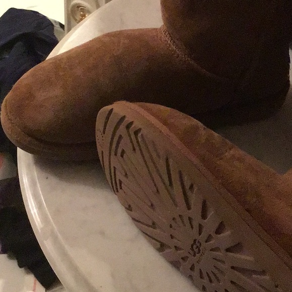 Size 8 Bailey uggs - Picture 4 of 4